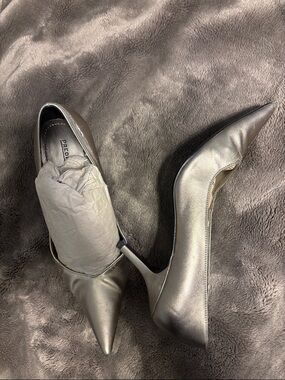 Predictions Metallic Silver Pointed-Toe Stiletto Pumps Gold tone gently worn